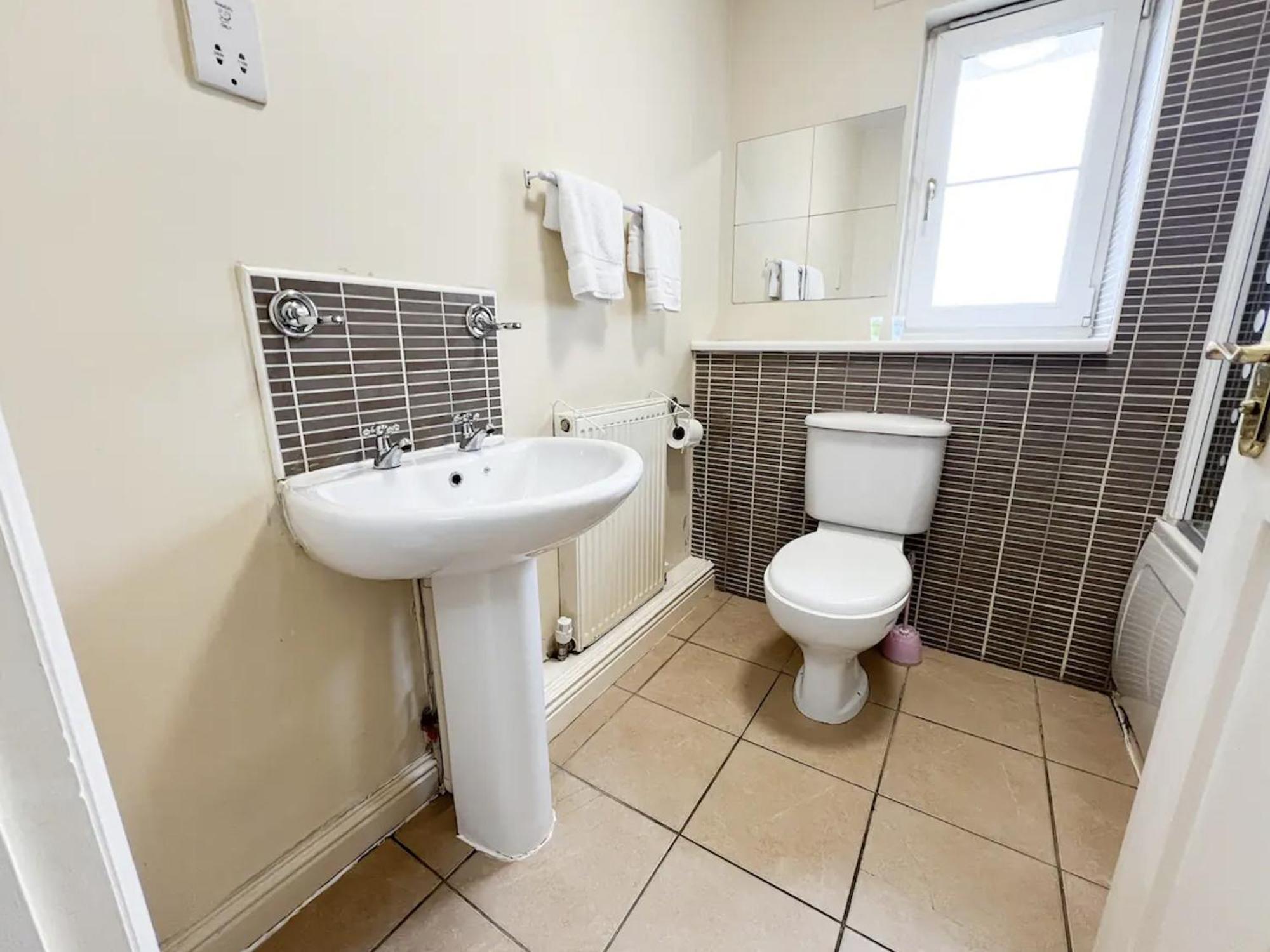 Glasgow Central - Entire House - Free Parking , Free Super Fast Wifi , Private Garden & Parking Security Exterior photo